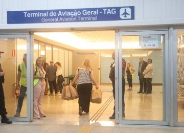 Nesta quinta-feira (26/3), 36 pessoas repatriadas dos Estados Unidos chegaram ao Aeroporto de Confins  -  (crédito: Marcos Vieira/EM/D.A. Press )