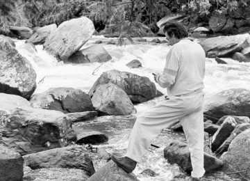 Tom Jobim diante das &aacute;guas 'subversivas' de seu s&iacute;tio em Po&ccedil;o Fundo, onde a can&ccedil;&atilde;o '&Aacute;guas de mar&ccedil;o' foi composta
 -  (crédito: Ana Lontra Jobim/divulga&ccedil;&atilde;o)