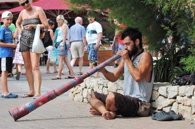 Instrumentos musicais que são tradicionais em diferentes países carregam histórias, timbres e técnicas que quase não aparecem no Brasil. -  (crédito:  Reprodução do Flickr James King)