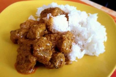 O seitan, muitas vezes chamado de 'carne de trigo', é um alimento vegetal rico em proteínas que vem conquistando espaço nas cozinhas do mundo. Sua textura firme e sabor neutro permitem inúmeras combinações, tornando-o alternativa versátil para quem busca reduzir ou substituir o consumo de carne. Assim, conhecer o seitan é abrir portas para novas possibilidades gastronômicas e nutricionais. -  (crédito:  Reprodução do Flickr Votre Assiette)