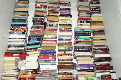 Através do livro, as pessoas conseguem aprender fatos importantes que já aconteceram ou ter a imaginação para vivenciar o que está sendo contado - e que envolve diversas categorias. Veja quais são os livros mais vendidos da história!  -  (crédito:  Flickr rjp)