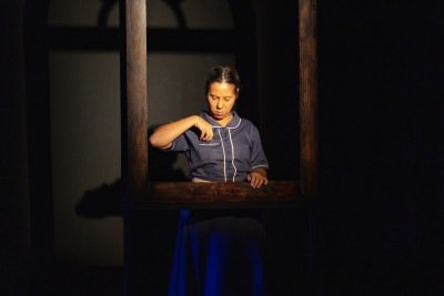 Clarice Rodrigues criou o espet&aacute;culo "Can&ccedil;&atilde;o da barb&aacute;rie", que conta a hist&oacute;ria da enfermeira Dora, que trabalhou no Hospital Col&ocirc;nia -  (crédito: Clara Rocha/Divulga&ccedil;&atilde;o)