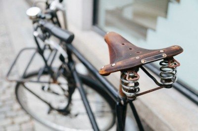 Durante o século 20, especialmente nas décadas de 1950 e 1960, as bicicletas se tornaram extremamente populares em muitas cidades ao redor do mundo, tanto para o transporte diário quanto para o lazer. -  (crédito: freepik)