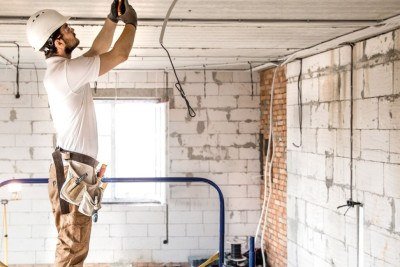 Reformas e instala&ccedil;&otilde;es permanentes realizadas por m&atilde;o de obra qualificada podem ser declaradas no Imposto de Renda para valorizar o im&oacute;vel. -  (crédito: FreePik)