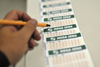 Mega-Sena 2991 acumulou e pode pegar R$ 7,5 milh&otilde;es neste s&aacute;bado (4/4) -  (crédito: Marcelo Casal Jr/ Ag&ecirc;ncia Brasil)