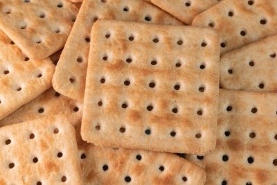 A textura e o sabor neutro tornam o biscoito cream cracker um ingrediente vers&aacute;til para pratos doces e salgados -  (crédito: Mateus Andre/Freepik)