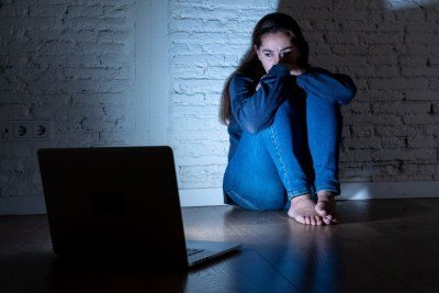 V&iacute;timas de cyberbullying podem sofrer em sil&ecirc;ncio, impactadas pela exposi&ccedil;&atilde;o e agress&otilde;es online. -  (crédito: SB Arts Media de Getty Images)