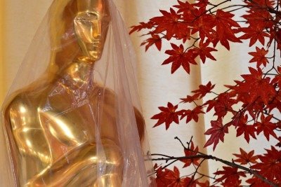 Réplica decorativa da estatueta do Oscar, coberta com uma lona plástica protetora, é vista durante os preparativos para a chegada dos convidados ao tapete vermelho, antes da 98ª edição do Oscar. -  (crédito: Frederic J. Brown/AFP))