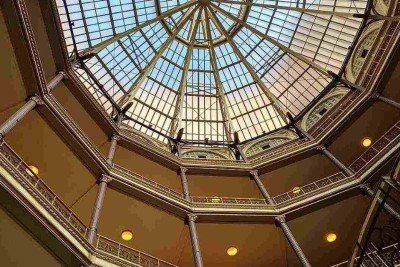 As claraboias se destacam na arquitetura por permitirem a entrada de luz natural. Elas transformam ambientes, criando desde discretos feixes de iluminação até grandes aberturas no teto.Dinâmicas de luz e sombra conferem movimento e vitalidade às edificações.  -  (crédito: Sumanah/Wikimedia Commons)