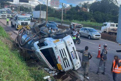 Carreta tomba e interdita via em Anel Rodoviário em BH. -  (crédito: Wellington Barbosa/EM/D.A. PRESS)
