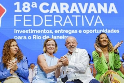 Presidente da. República, Luiz Inácio Lula da Silva, durante cerimônia de Abertura da Caravana Federativa do Rio de Janeiro, no Auditório Caminho Niemeyer. Na foto (da esquerda para a direita): Ministra da Gestão e Inovação em Serviços Públicos, Esther Dweck; Ministra-Chefe da Secretaria de Relações Institucionais da Presidência da República, Gleisi Hoffmann; Presidente da. República, Luiz Inácio Lula da Silva e a Ministra da Igualdade Racial, Anielle Franco. Niterói - RJ. -  (crédito:  Ricardo Stuckert / PR)