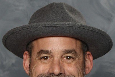 Nicholas Brendon, de 'Buffy: A Caça-Vampiros', morreu no dia 20 de março de 2026, aos 54 anos. A informação foi confirmada por familiares ao site The Hollywood Reporter e também divulgada em uma publicação no Instagram do ator. Segundo a família, ele morreu de causas naturais enquanto dormia. -  (crédito: Wikimedia Commons / Florida Supercon)