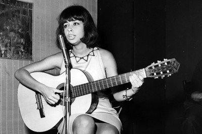 Ouvir a voz suave e a musicalidade afinada de Nara Leão é um prazer para quem valoriza a música brasileira. E 
um álbum póstumo,  lançado no dia 25 de janeiro de 2025,  Dia da Bossa Nova, reúne oito gravações inéditas da cantora. Intitulado 'A bossa rara de Nara', o disco resgata interpretações do repertório associado ao movimento que a consagrou. -  (crédito: Reprodução - O Canto Livre de Nara Leão - Globoplay)