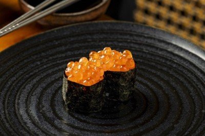 Além de apresentarem visual único, as ovas de salmão, usadas em restaurantes como o Kanpai (foto), possuem sabor marcante -  (crédito: Victor Schwaner/Divulgação)