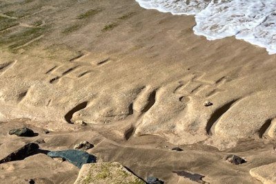 Uma maré baixa na praia de Kailua, no Havai, revelou  desenhos misteriosos esculpidos na rocha, com cerca de 500 anos de idade. As figuras, atribuídas aos antigos havaianos Kanaka Maoli, representam formas geométricas e animais. Elas teriam sido feitas com técnicas de abrasão usando pedras ou conchas. -  (crédito:  Foto: Nathan Wikes / Disponível: Site US Army)