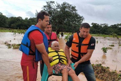 Idosa com pouca mobilidade foi resgatada pelos bombeiros e Defesa Civil depois de ter a casa inundada em S. Francisco -  (crédito: Defesa Civil S. Francisco/divulgação)