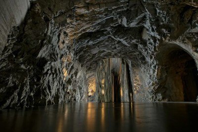 Cientistas da República Tcheca descobriram um lago gigantesco, aquecido e oculto dentro num abismo,  rodeado por cavernas inexploradas .Um cenário que pode parecer  até de filme, mas é real. -  (crédito: Ricardo Gomez Angel/Unsplash

)
