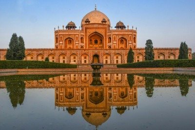 O Túmulo de Humayun, situado em Nova Délhi, é uma joia arquitetônica que inaugura a era da inovação arquitetônica Mughal na Índia. Comissionado em 1569-70 por Hamida Banu Begum, viúva do imperador, o monumento não é apenas um túmulo, mas um testemunho da síntese cultural entre tradições persas e indianas. -  (crédito: Shagil Kannur wikimedia commons )