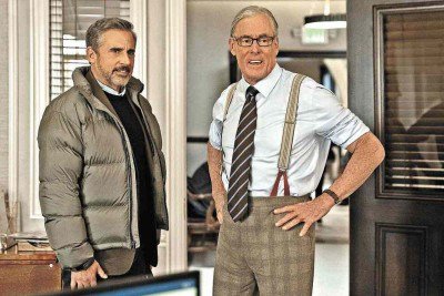 O escritor Greg Russo (Steve Carell) e o reitor Walter Mann (John C. McGinley) formam a divertida dupla de 'Rooster'
 -  (crédito: HBO/divulga&ccedil;&atilde;o)
