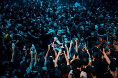 Com 5 milhões de inscritos em seu canal no YouTube, Lucas Inutilismo diz querer que a música ganhe cada vez mais espaço em sua atuação profissional -  (crédito: Ámanda Gáyá e Mood Gate/divulgação)