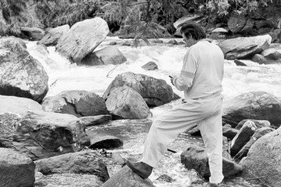 Tom Jobim diante das &aacute;guas 'subversivas' de seu s&iacute;tio em Po&ccedil;o Fundo, onde a can&ccedil;&atilde;o '&Aacute;guas de mar&ccedil;o' foi composta
 -  (crédito: Ana Lontra Jobim/divulga&ccedil;&atilde;o)