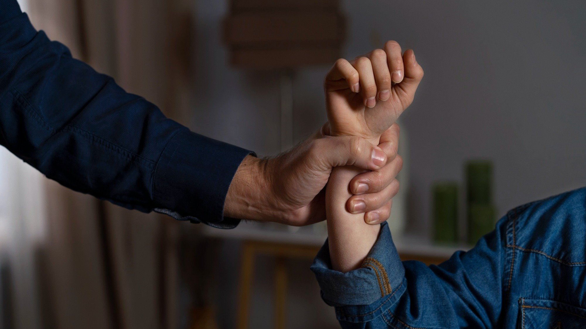 Vicaric&iacute;dio: a lei mira agressores que usam entes queridos como instrumento de vingan&ccedil;a contra mulheres. -  (crédito: freepik.com)