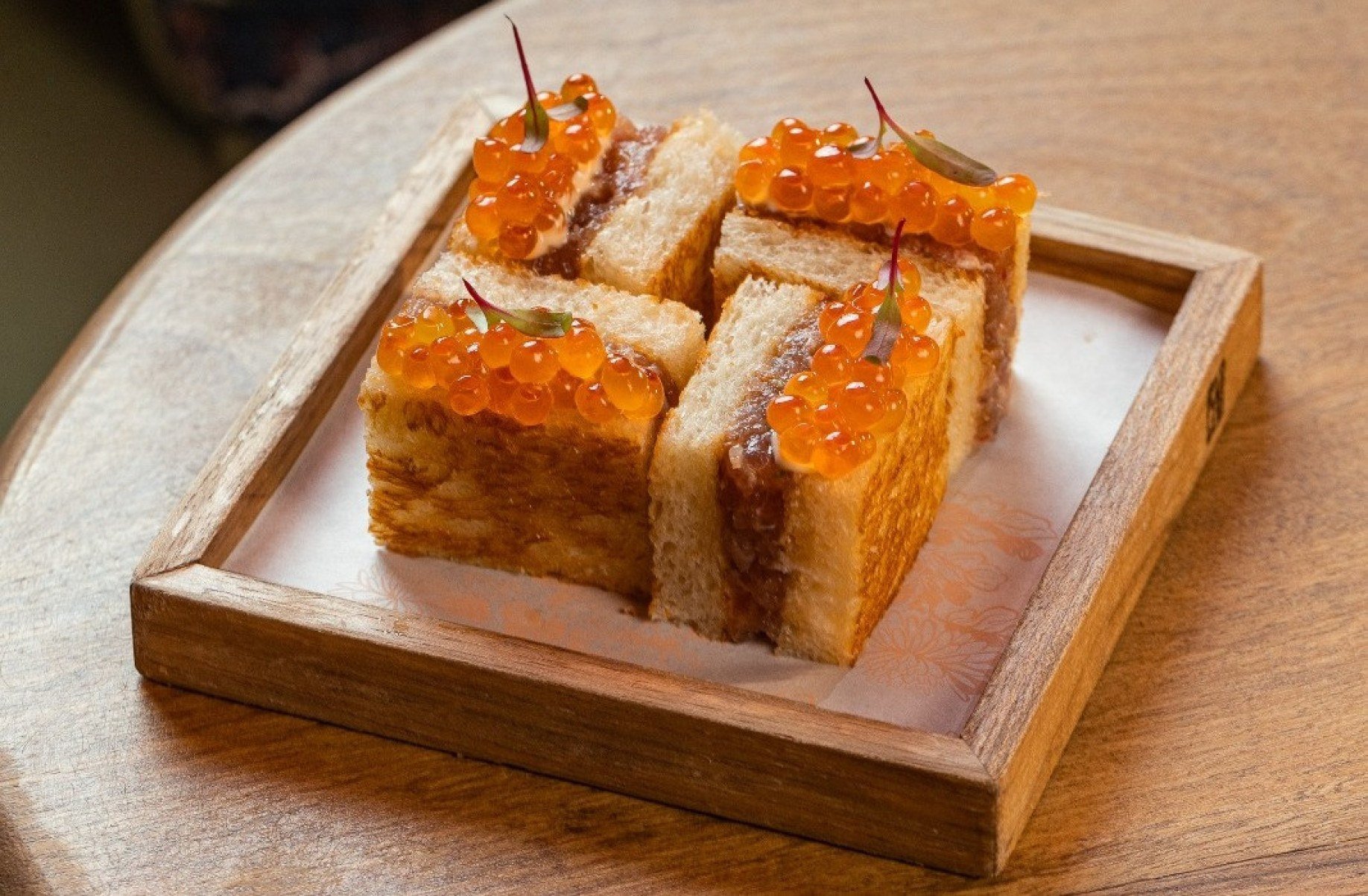 No restaurante Su, as ovas de salmão finalizam o sanduíche de atum