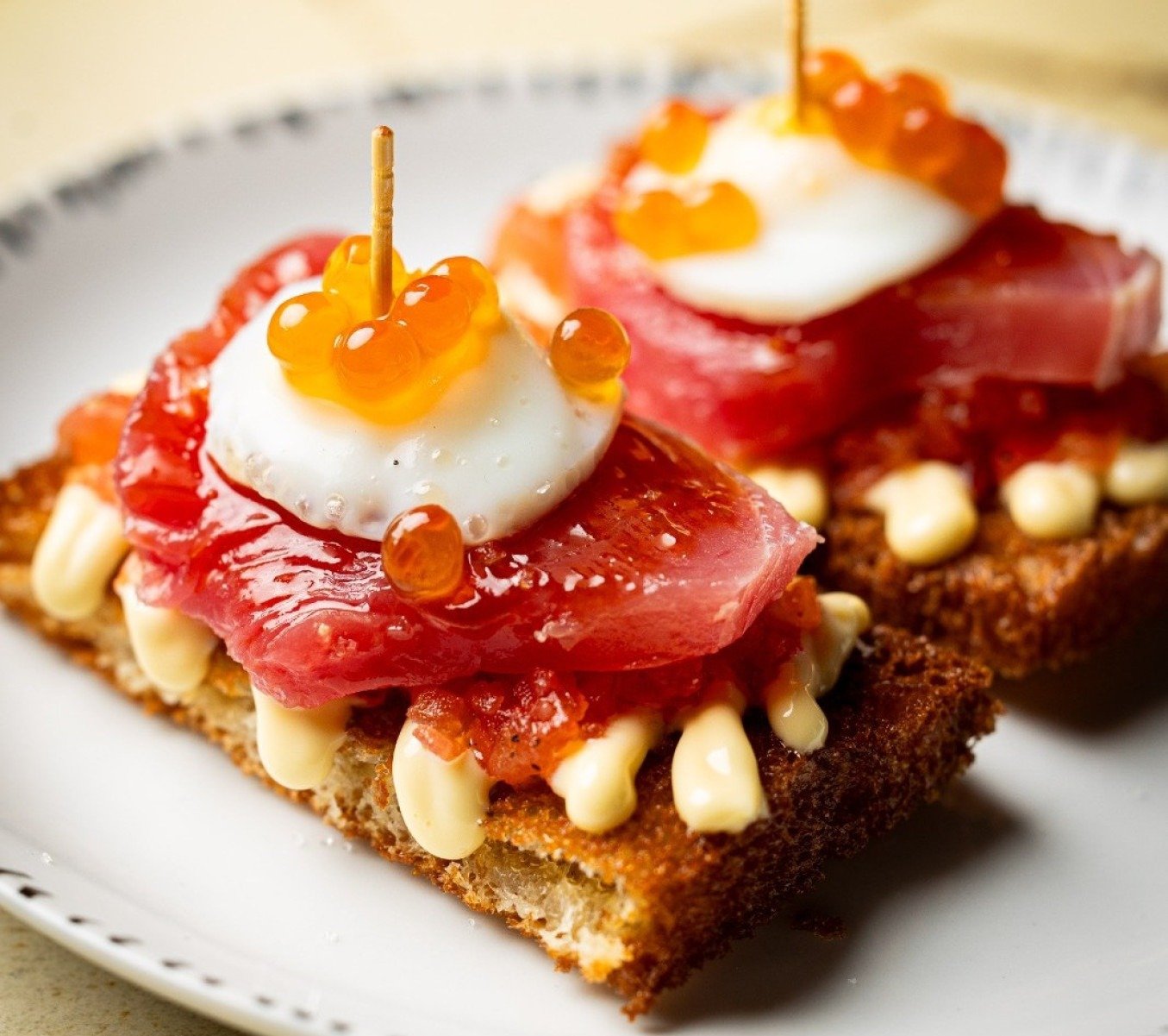 O Gata Gorda aposta na união das ovas de salmão com atum, maionese, brioche e ovo de codorna confitado