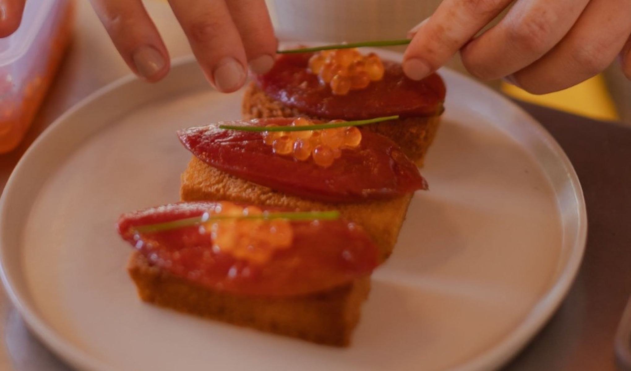 Tomate curado, brioche, maionese e ovas de salm&atilde;o formam um dos pratos de maior sucesso do Tom