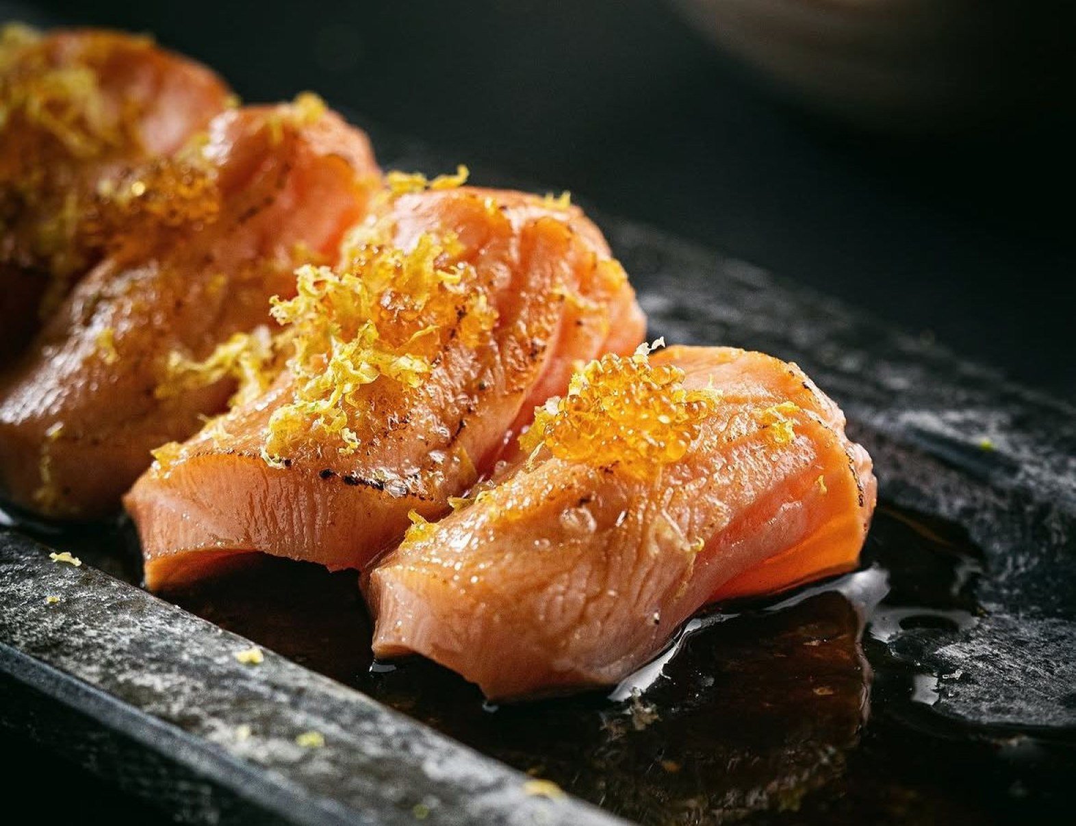 O prato de salm&atilde;o ma&ccedil;aricado do el MAI &eacute; finalizado com ovas de tobiko (peixe-voador)