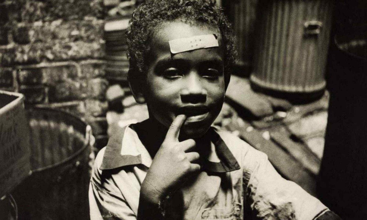 Ely Samuel Menino retratado na reportagem de O Cruzeiro, vivia em condi&ccedil;&otilde;es prec&aacute;rias em Nova York e foi escolhido como personagem central da resposta brasileira &agrave; Life. Sua imagem, marcada pela exposi&ccedil;&atilde;o direta da mis&eacute;ria, tornou-se um dos s&iacute;mbolos mais fortes da reportagem de Henri Ballot. A repercuss&atilde;o de sua hist&oacute;ria ampliou o debate internacional sobre pobreza urbana e sobre os limites da representa&ccedil;&atilde;o no fotojornalismo.