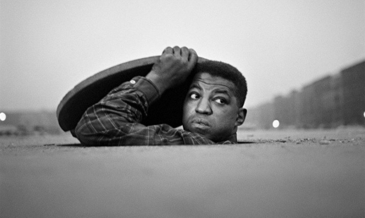 O homem invis&iacute;vel: registro feito no Harlem, Nova York, em 1952