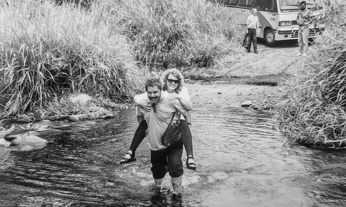Lula carrega a mulher, Marisa Leticia, durante a primeira Caravana da Cidadania, em 1993. Os dois atravessam um riacho