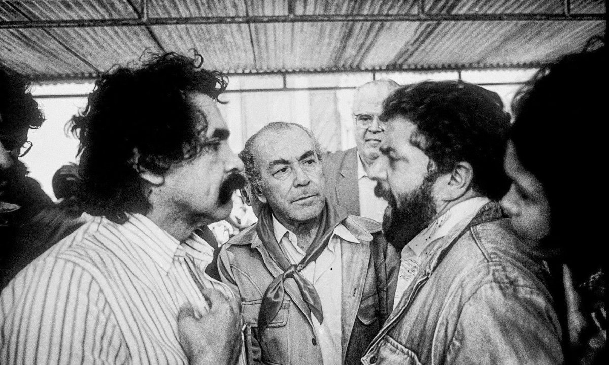 Olivio Dutra, Leonel Brizola e Lula conversam, em evento da campanha das Diretas J&aacute;