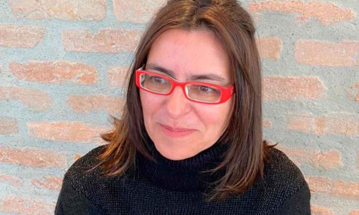 A escritora Andr&eacute;a M. C. Guerra destaca que a adolesc&ecirc;ncia n&atilde;o &eacute; apenas um processo biol&oacute;gico &mdash; a puberdade &mdash;, mas uma constru&ccedil;&atilde;o social profundamente afetada pela cor da pele, classe social e localiza&ccedil;&atilde;o geogr&aacute;fica