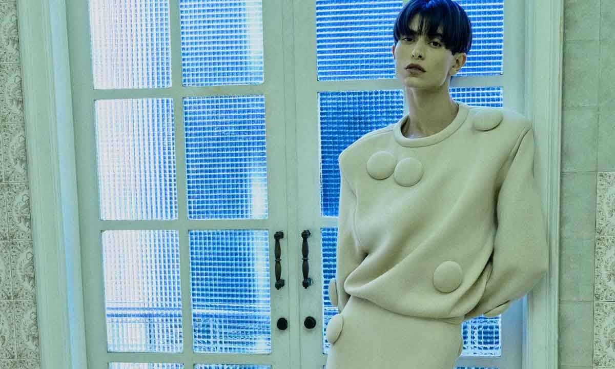 A cadeira Confete, por exemplo, deu origem a roupas com aplica&ccedil;&otilde;es de bolas acolchoadas