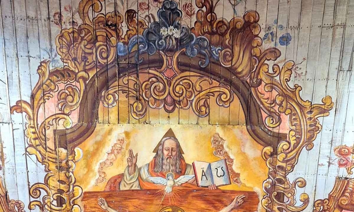 No forro da capela Nossa Senhora do Pilar, em Sabar&aacute;, a Sant&iacute;ssima Trindade, com Deus Pai, Divino Esp&iacute;rito Santo e Cristo crucificado, e a assun&ccedil;&atilde;o de Nossa senhora