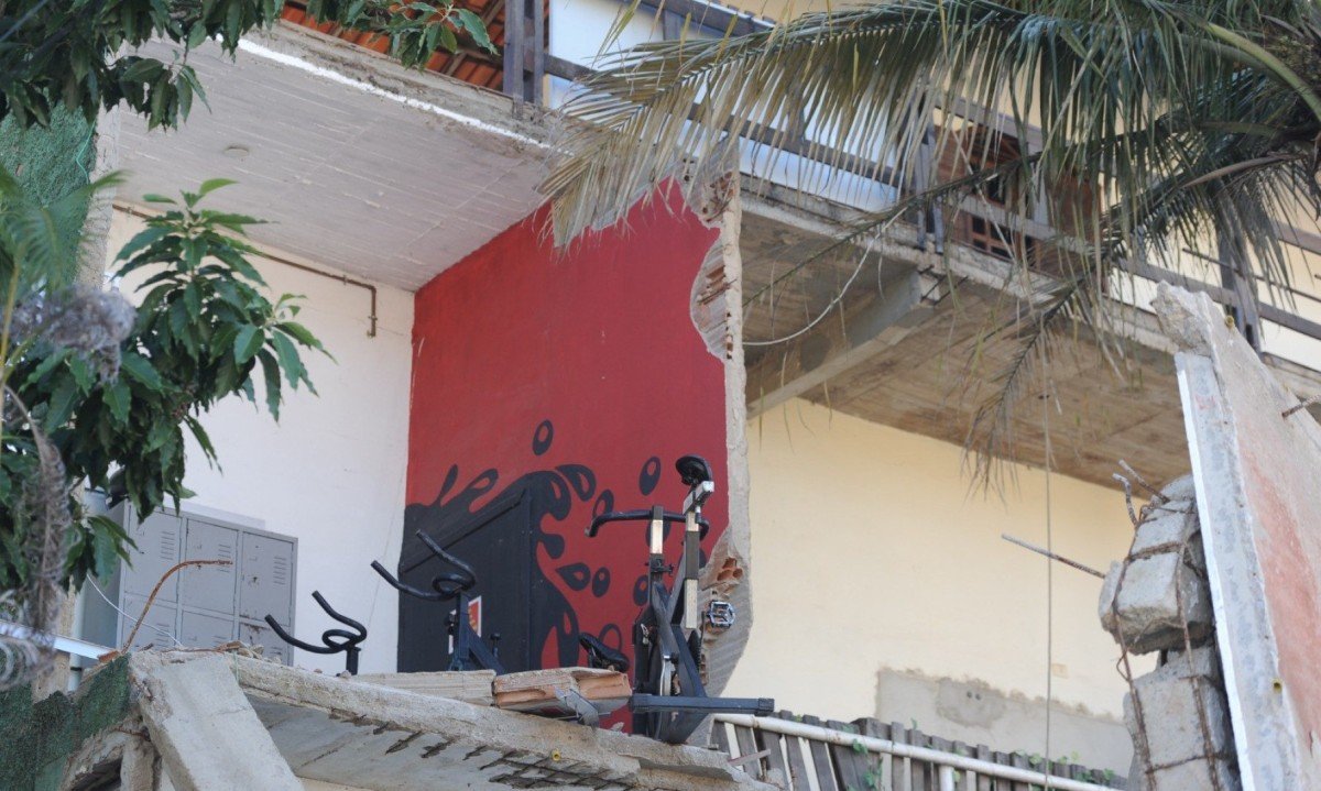 Atualmente, a &aacute;rea do im&oacute;vel est&aacute; totalmente isolada e ainda com os destro&ccedil;os do ocorrido. Sobrevivente do desabamento, S&acirc;mia diz que n&atilde;o vai voltar a morar no local