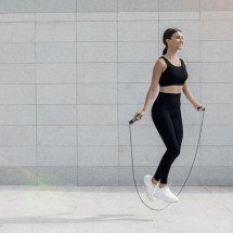 Diminui o estresse e queima mais caloria que caminhada: veja os benefícios de pular corda