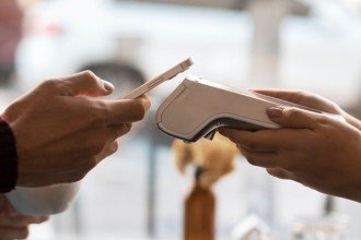 Pagamento por aproximação é seguro? Mitos e verdades sobre a tecnologia