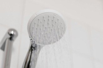 Chuveiro entupido? Guia fácil para resolver o problema sem trocar