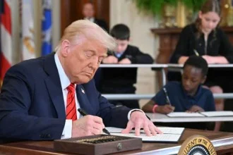 Assinatura nas cédulas de dólar é algo inédito para um presidente -  (crédito: AFP)