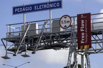 Pórtico de pedágio eletrônico (free flow) instalado na rodovia Presidente Dutra, em São Paulo -  (crédito:  Eduardo Knapp - 10.nov.25/Folhapress)