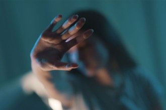 Mulher é agredida e estuprada por três homens em Divinópolis