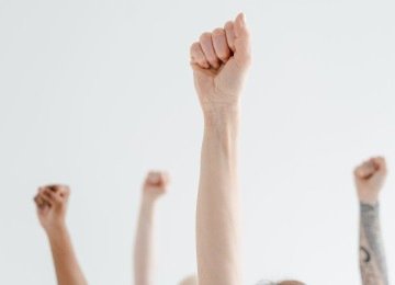 Punir a misoginia, equiparando-a ao racismo, simboliza a for&ccedil;a da luta feminina por dignidade e contra o preconceito de g&ecirc;nero. -  (crédito: Tima Miroshnichenko/ Pexels)