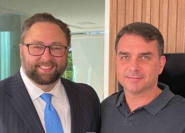 Jason Miller e Flávio Bolsonaro (PL) durante conferência conservadora nos EUA -  (crédito: Reprodução/Redes sociais: @JasonMiller no X)