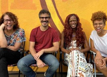 Paula Manata e Rogério Araújo, integrantes do Armatrux, com a dramaturga e diretora Amora Tito e a atriz Michele Bernardino -  (crédito: Diony Moreira/Divulgação)