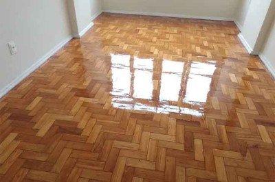 O sinteco é um tipo de acabamento aplicado em pisos de madeira, especialmente tacos e assoalhos, com a função de proteger, dar brilho e prolongar a vida útil do material. 
 -  (crédito:  Reprodução do Instagram @sintecorj01)