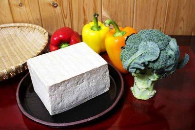 O tofu, também chamado de “queijo de soja”, é um alimento tradicional da culinária asiática que hoje conquista o mundo. Em 2026, ele ganha destaque não apenas pela versatilidade, mas também pelo crescimento do mercado global e pela busca por alternativas sustentáveis à carne. Assim, conhecer o tofu é entender como tradição e inovação se encontram em um único ingrediente. -  (crédito:  Imagem de hanul choi por Pixabay)