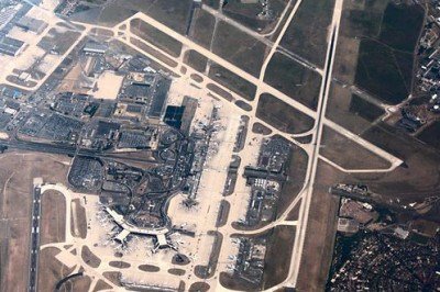 Os aeroportos têm papel essencial na mobilidade global, conectando países, culturas e economias em poucas horas. Mais do que pontos de embarque, funcionam como centros logísticos que movimentam milhões de passageiros e cargas todos os anos. Sua estrutura impacta diretamente o turismo, o comércio e o desenvolvimento das regiões. -  (crédito: David Monniaux wikimedia commons )